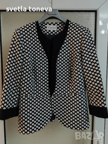 Елегантно тъмносиньо сако на бели точки