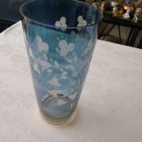 ретро синя стъклена ваза с гравирани цветя, снимка 1 - Антикварни и старинни предмети - 45620393