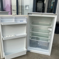 Малък хладилник за вграждане Siemens, снимка 2 - Хладилници - 44975073