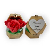 Дървена кутия със сапунени рози червено, снимка 1 - Сувенири от дърво - 45430515