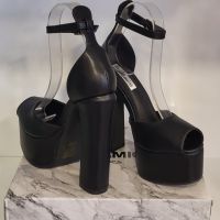 Дамски обувки в черно с висок ток и каишка , снимка 2 - Дамски обувки на ток - 45710356