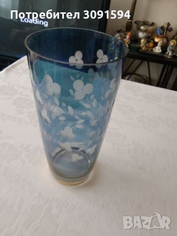 ретро синя стъклена ваза с гравирани цветя, снимка 1 - Антикварни и старинни предмети - 45620393
