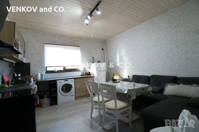 НА МЕТРИ ОТ СПИРКА, ПЛОЩАД И УЧИЛИЩЕ!! АСФАЛТОВ ПЪТ!! ГОТОВА ДО КЛЮЧ С ЧИСТО НОВ ПОКРИВ!! РАВЕН ДВОР, снимка 7 - Къщи - 53247317