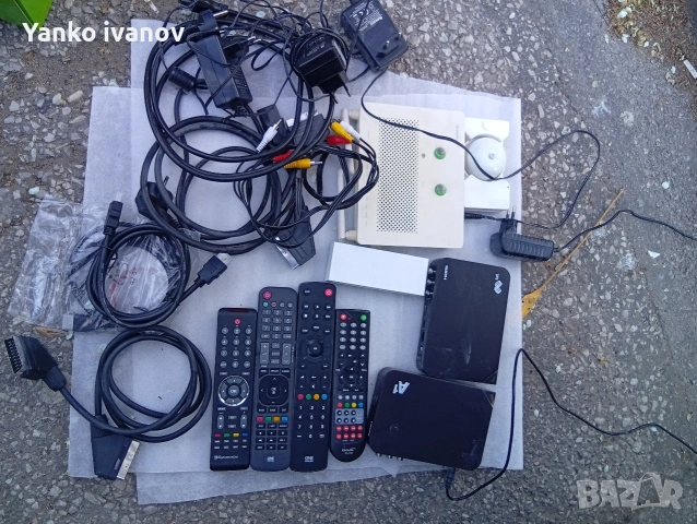 Декодери, рутер, дистанционно, кабели, звънец за врата.