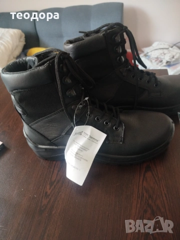 Черни кубинки номер 42, чисто нови.