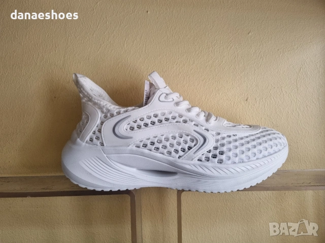 Дамски анатомични маратонки от дишаща материя в бяло 