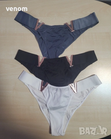 Лъскави дамски прашки тип танга с метални детайли