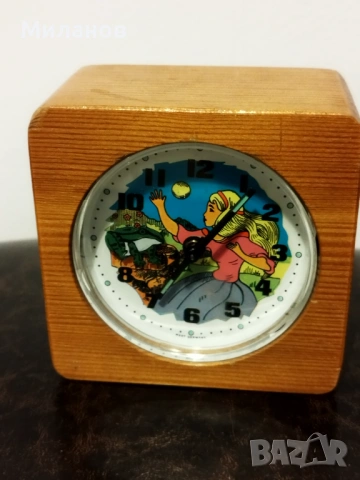 Стар анимиран будилник, настолен часовник