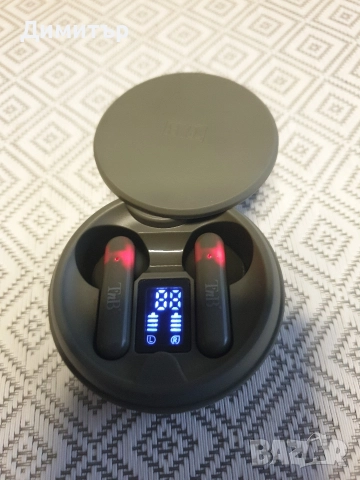 нови безжични слушалки с калъфче.