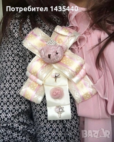 Брошка, ръчно изработена от дизайнерката Анелия Милчева.