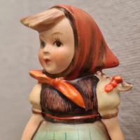 Goebel Hummel, порцеланова фигурка, Седящо момиче, номер 112 3/0, 1964 - 1972 г., снимка 14 - Колекции - 45438725