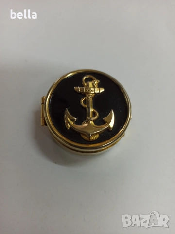 Малка кутийка с котва за енфие .