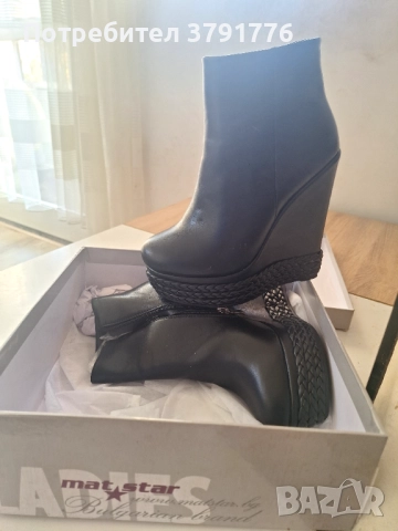 Чисто нови дамски боти 