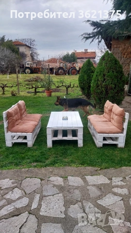 Маса и пейки от палета със стъкло и меки дунапренени възглавници