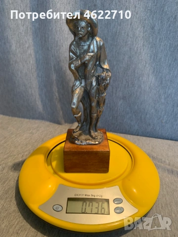 стара калаена статуя  на човек  с шапка върху дървена основа, снимка 6 - Антикварни и старинни предмети - 53065764