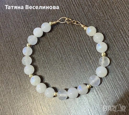 Гривна от лунен камък и позлатени елементи, снимка 2 - Гривни - 53279602