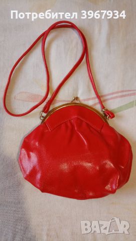 Нова червена кожена чантичка