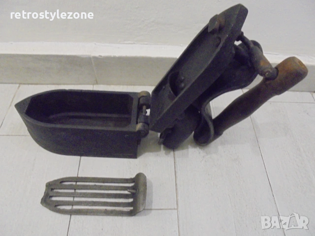 № 8526 Стара чугунена ютия на жар – ДВФ Казанлък – масивна, с комин и клапа, колекционерска, снимка 3 - Антикварни и старинни предмети - 53818655