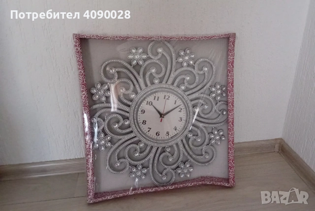 Красив стенен часовник