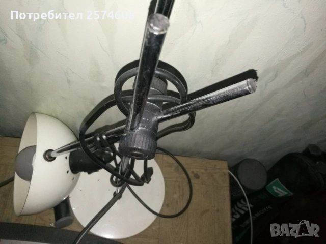 Много удобна регулируема настолна лампа.