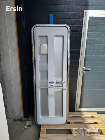 Оригинална врата за KNAUS  (Алуминиеви)(чисто нови) (налични 2 броя), снимка 11 - Къмпинг мебели - 48394447