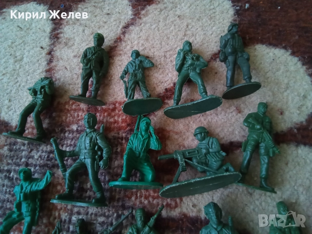 Войници пластмасови 12 броя 51757, снимка 2 - Колекции - 52105931