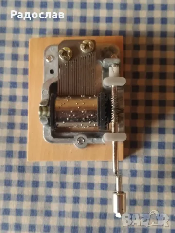 миниатюрна музикална латерна