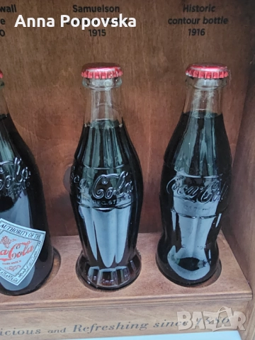 Колекционерска лимитирана дървена витрина  на Coca-Cola с 4 бутилки Кока кола , снимка 4 - Антикварни и старинни предмети - 52775496