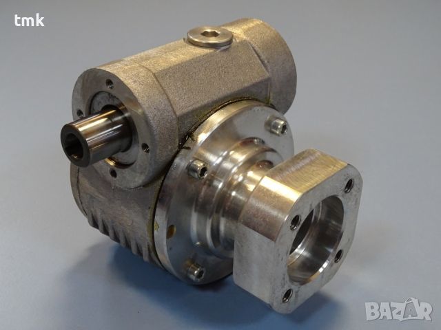 Червячен редуктор GHIRRI MOTORIDUTTORI MRV05 F1 worm gear reducer 1:10, снимка 2 - Резервни части за машини - 45727206