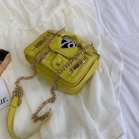 Лачена чантичка Yellow Jacket, снимка 2 - Чанти - 45350264