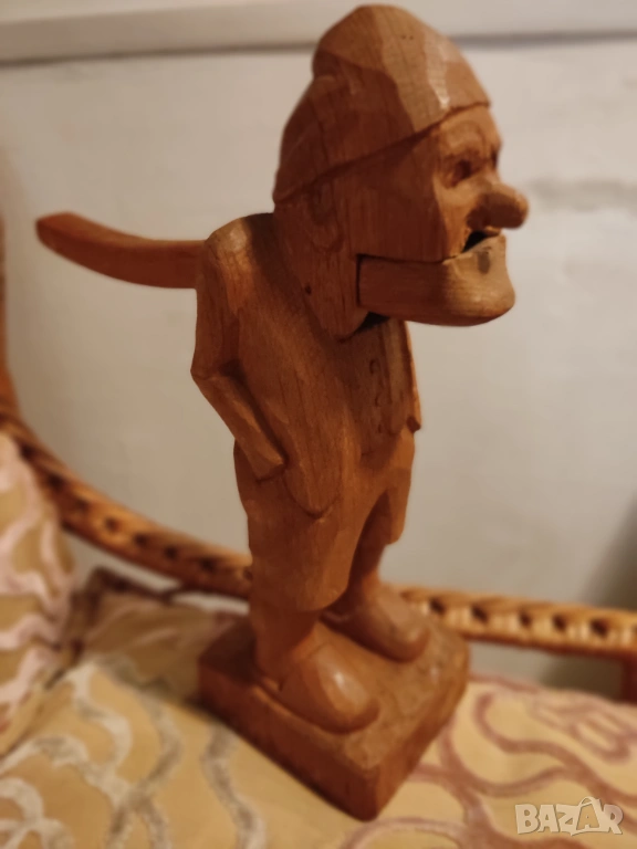 Ръчно изработена, дървена орехотрошачка-функционираща, колекционерска., снимка 1