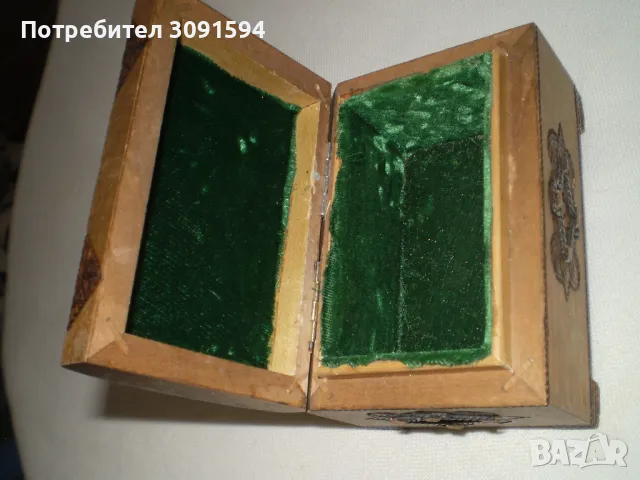 Винтидж дървена кутия за дрънкулки дърворезба метал зелена копринена кадифена тапицерия, снимка 5 - Антикварни и старинни предмети - 49291002