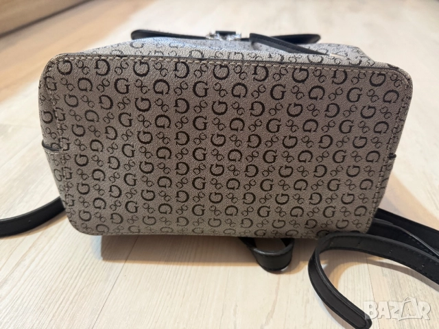 Оригинална дамска раничка Guess, снимка 7 - Раници - 51787105