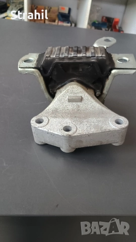 Оригинален тампон за двигател от Fiat 500C Right 0051885403500, снимка 2 - Части - 52879562