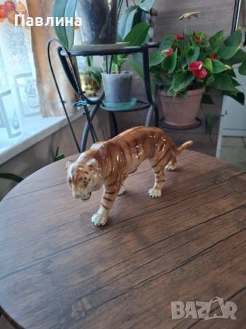 Много красив порцеланов тигър