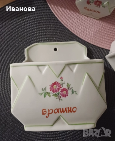 Комплект буркани и шишета за подправки и храни – отличен вид!, снимка 2 - Кутии за храна - 51630421