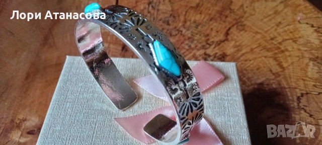 Стилна отворена гривна, с винтидж флорален дизайн, идеална за ежедневно носене от жени