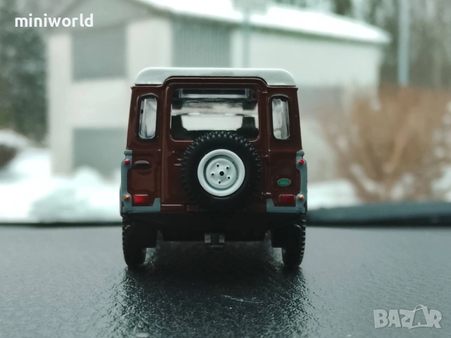 Land Rover Defender 110 - мащаб 1:64 на MiniGT моделът е нов в кутия, снимка 13 - Колекции - 53239036