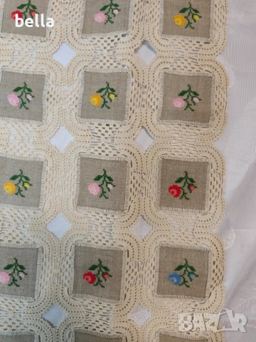 Ръчно бродирани 2 карета (тишлайфери)с плетена дантела, снимка 5 - Покривки за маси - 53643627