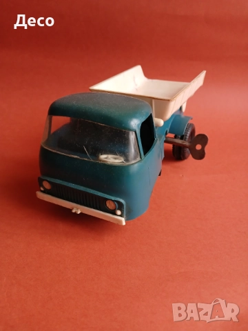 Стара руска играчка камион със ключ.