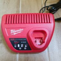 Milwaukee M12 зарядно, снимка 2 - Винтоверти - 45472699