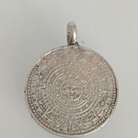 Сребърна мексиканска монета с вечен календар , снимка 1 - Колиета, медальони, синджири - 45861371