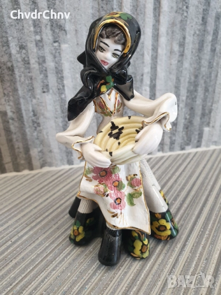 Малка порцеланова фигура/момиче с кошница/Mola Cagliara/статуетка 14см, снимка 1