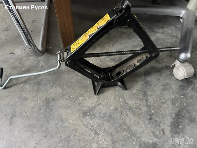 ромбовиден крик със върток 14лв   имам и други всякакви крикове и ключове, снимка 1