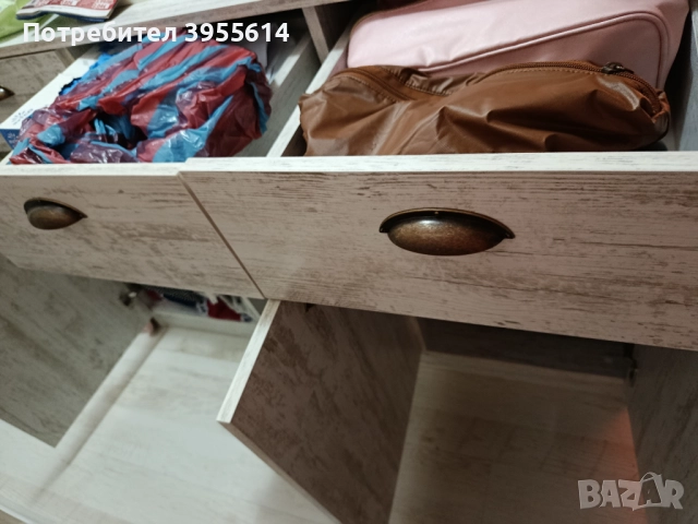 Продавам чисто нов скрин с три вратички и три шкафчета , снимка 6 - Скринове - 52035464