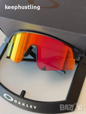 Чисто нови мъжки слънчеви спортни очила Oakley Sutro с 2 Плаки, снимка 2 - Слънчеви и диоптрични очила - 53930967