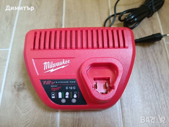 Milwaukee M12 зарядно, снимка 2 - Винтоверти - 45472699