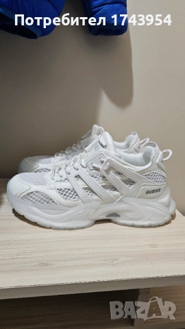 Бели сникърси Guess