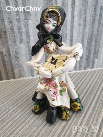 Малка порцеланова фигура/момиче с кошница/Mola Cagliara/статуетка 14см