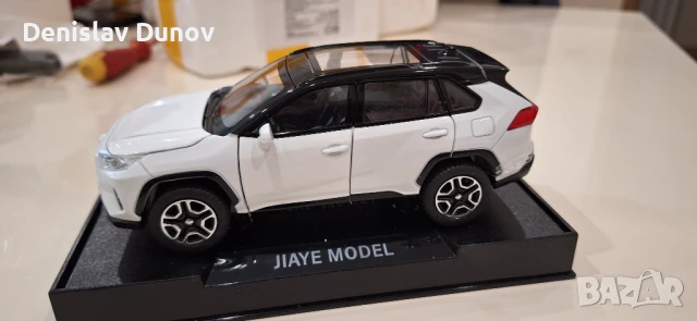 Toyota RAV4 1:32 с отваряеми врати, капак, светещи фарове и стопове